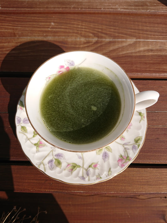ストレートにおいしい！月膳青汁のお湯割り
